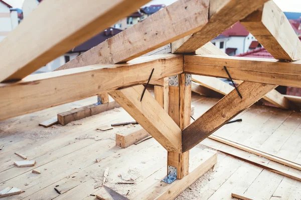 Detalhes do canteiro de obras - edifício do telhado com madeira — Fotografia de Stock