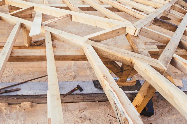 Houten dak kader van nieuwe binnenlandse, residentiële huis - bouw detail — Stockfoto