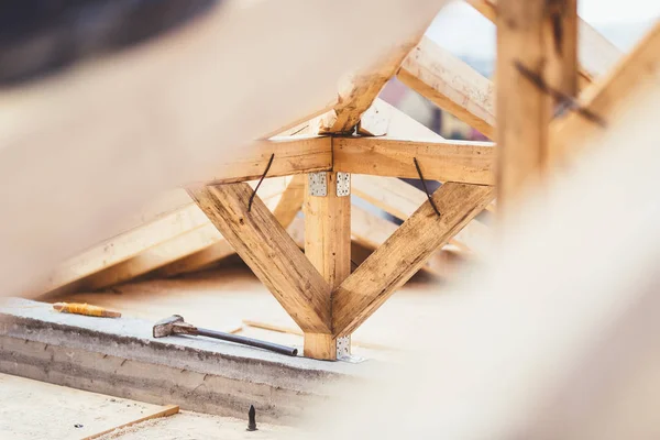 Detalhes do canteiro de obras, close-up de estrutura de madeira e sistema de telhado — Fotografia de Stock