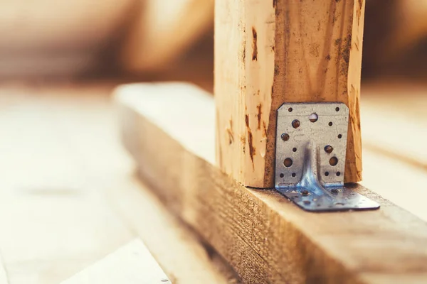 Placa de fijación rectangular de acero galvanizado utilizada para vigas de madera de construcción en sistemas de techo —  Fotos de Stock