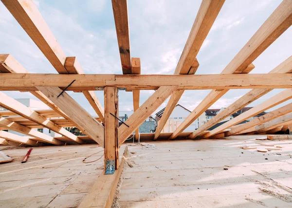 Onvoltooide dakconstructie. Industriële details van bouwplaats — Stockfoto