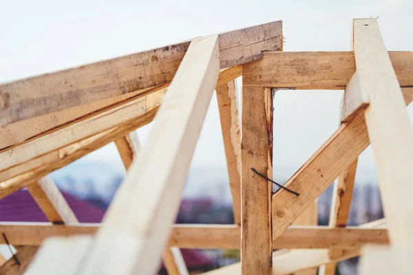Details of construction site, timber structure of truss roof system. The wooden structure of the building — Stock Photo, Image