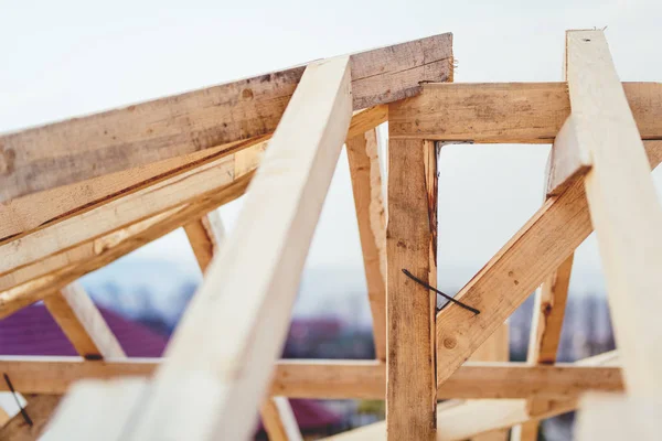 Dettagli del cantiere, struttura in legno del sistema di copertura capriate. La struttura in legno dell'edificio — Foto Stock