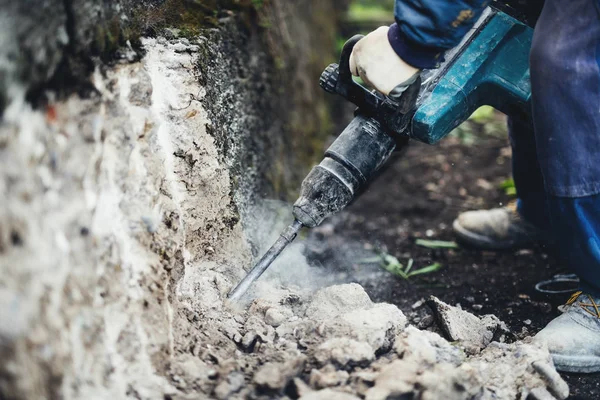 Sanayi işçisi ayrıntılar. Erkek işçi Jackhammer pnömatik matkap makineleri kullanarak — Stok fotoğraf