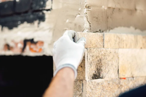 Cerrar los detalles de las manos de los trabajadores utilizando cemento y piedra. Trabajador de albañil de construcción en el trabajo — Foto de Stock