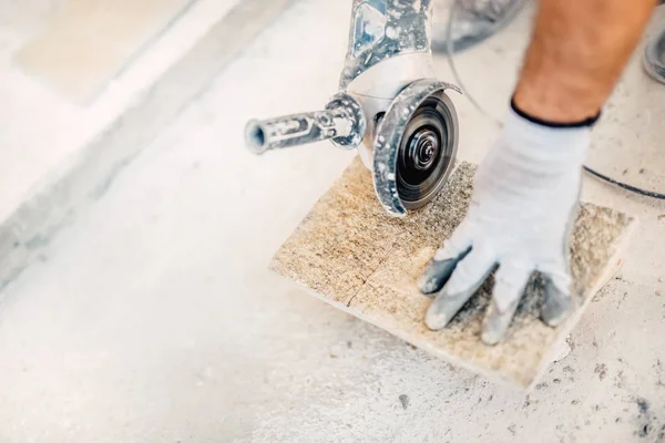 Bestrating steen werknemer zagen, werken met elektrisch gereedschap in bouw zitten — Stockfoto