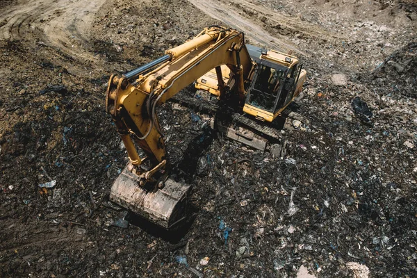 Escavatore che lavora in discarica. Dettagli industriali della lavorazione e dello scavo delle macchine — Foto Stock