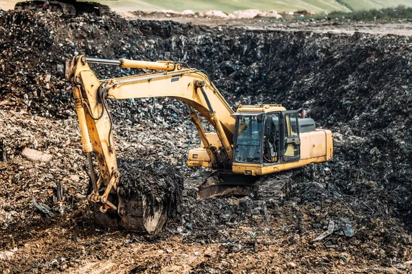 Industriella Detaljer för soptippen. Tunga grävmaskin grävning och lastning urban papperskorgen — Stockfoto