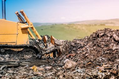 Endüstriyel buldozer tesviye çöp gerekçesiyle. Ağır makine inşaat sitesinde çalışan