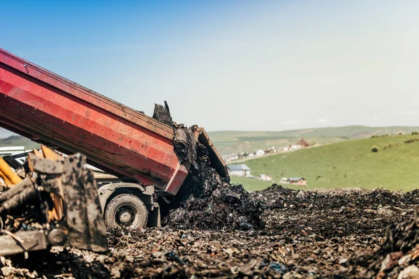 Dumping vrachtwagen krijgen Prullenbak verplaatst op bouwplaats — Stockfoto
