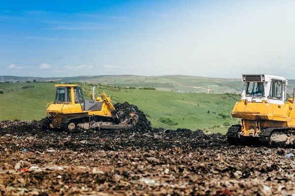 Bulldozer industriali che lavorano in cantiere. Dati relativi alle terre desolate, discariche di rifiuti — Foto Stock