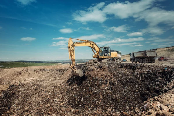 Endüstriyel çöp acımalıyız - kazı ağır iş makineleri ile çalışır — Stok fotoğraf