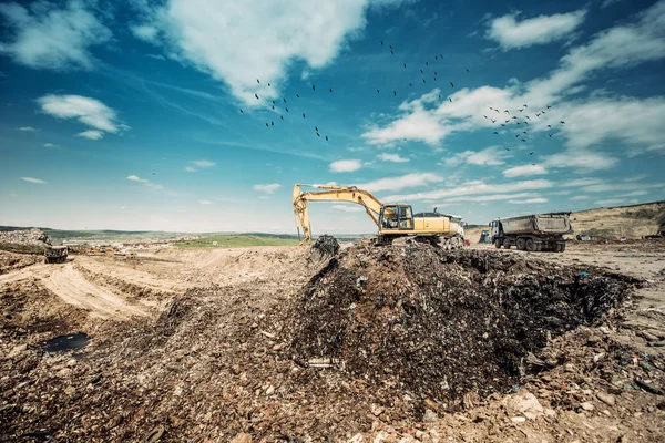 Çöp acımalıyız endüstriyel Ekskavatör inşaat için ağır Kepçe kullanarak çalışır — Stok fotoğraf