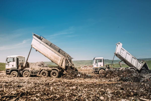 İnşaat alanında boşaltma endüstriyel ağır hizmet Damper kamyonlar — Stok fotoğraf
