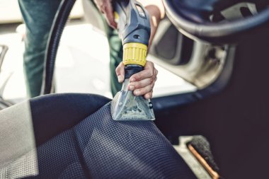 Araba steats dumanı tüten araçlarını kullanarak vakumlama ayrıntılarını kapatın