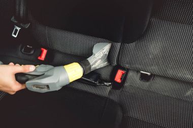 Araba işçi, temiz Buhar ile döşeme koltuklar vakumlama ayrıntılarını kapatın