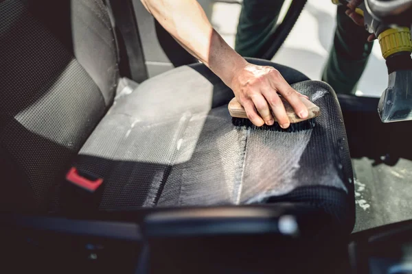 Concepto de cuidado del coche, detalles y limpieza. Trabajador que usa tecnología de limpieza para tapicería — Foto de Stock