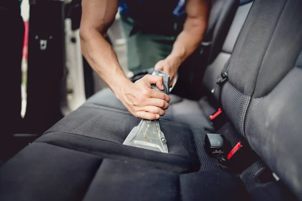 Zamknij Szczegóły car detailing - czyszczenie i odkurzanie wnętrza samochodu — Zdjęcie stockowe