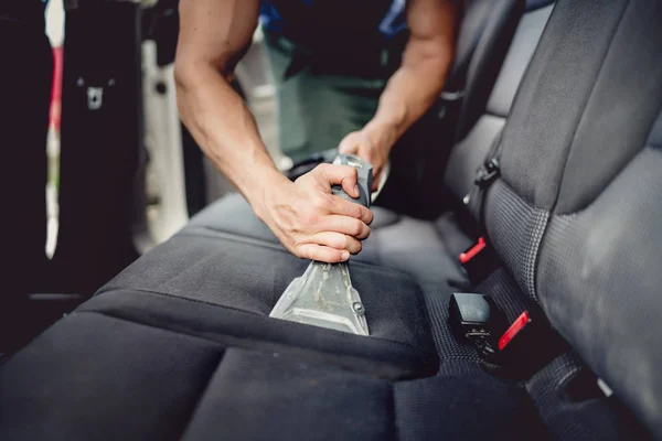 Detalles de cerca de los detalles del coche - Limpieza y aspiración interior del coche —  Fotos de Stock