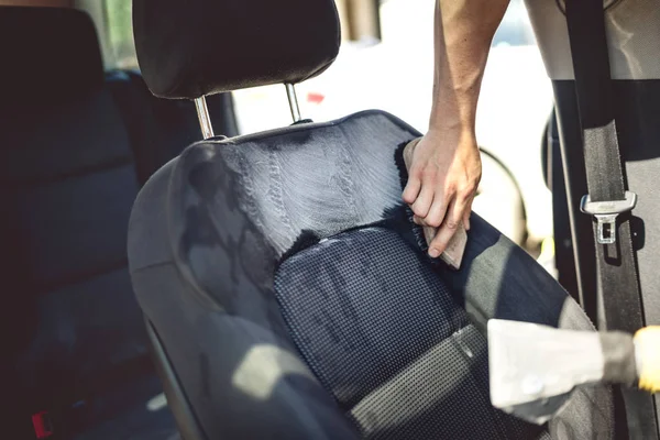 Conceito de cuidados com o carro - detalhamento do assento do motorista usando ferramentas profissionais e limpadores — Fotografia de Stock