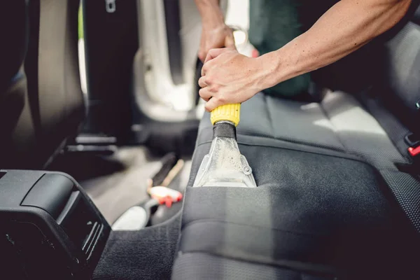 Detalhes do carro e conceito de cuidados com o carro - Profissional usando vácuo a vapor para drenar manchas — Fotografia de Stock