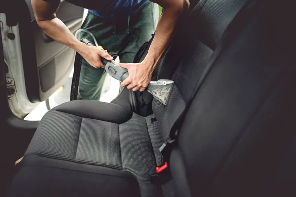 Концепция ухода за автомобилем, детализация и очистка внутренних задних сидений на роскошных современных автомобилях — стоковое фото