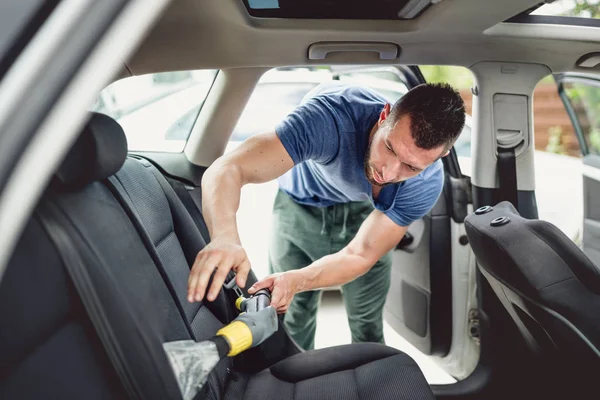 Trabalhador profissional de aspiração e limpeza automóvel. Carro cuidado e detalhando conceito — Fotografia de Stock