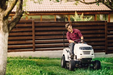 Bahçe ve peyzaj işleri, yapıyor gülümseyen çalışan profesyonel araç ve makine kullanma