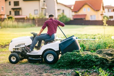 Çim traktör boşaltma kesim sırasında inşaat peyzaj Çim adam