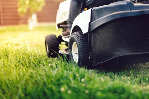 Trädgård underhåll Detaljer - närbild av gräs gräsklippare — Stockfoto