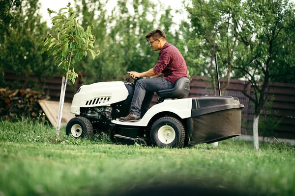 Werknemer met behulp van professionele gras trimmer, grasmaaier — Stockfoto