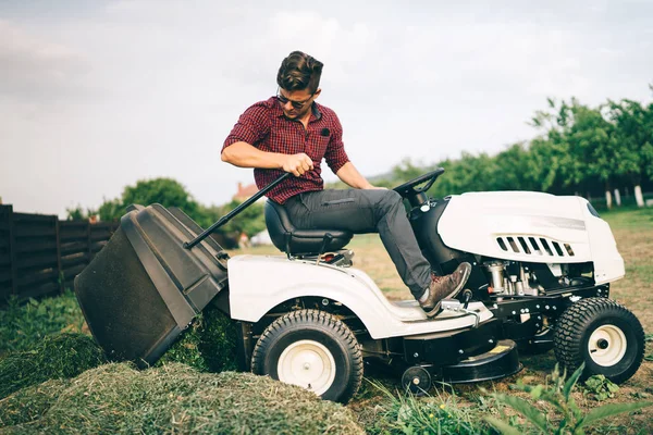 Gardner doen landscaping werken en snijden gras, lossen gras — Stockfoto