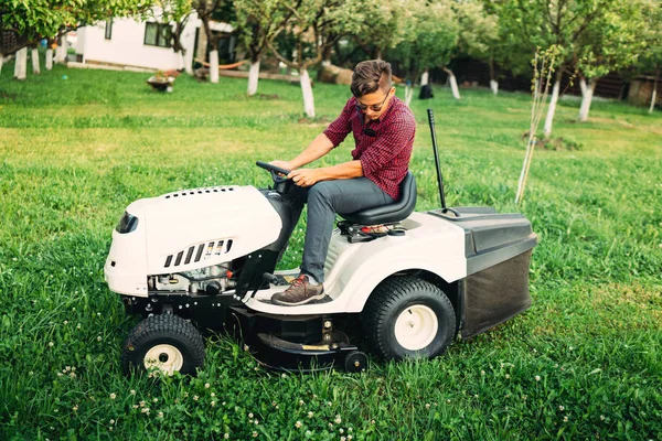 造園の詳細 - プロフェッショナル ツールの庭で芝生を刈るワーカー — ストック写真