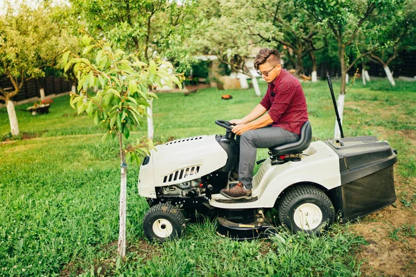 Jardinero masculino usando cortacésped para trabajos de limpieza y paisajismo —  Fotos de Stock