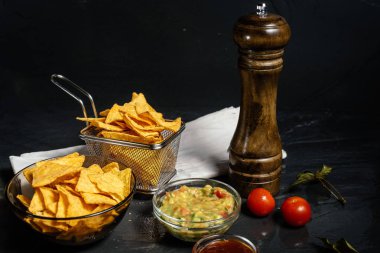 Guacamole sos ile erimiş Peynirli cips tortilla cips