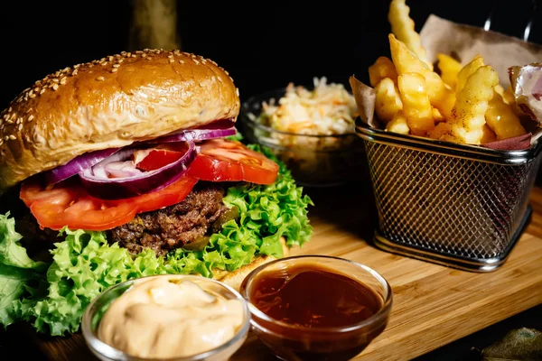 Leckere und köstliche saftige Rindfleisch-Burger, amerikanische Küche mit Pommes frites und Krautsalat — Stockfoto