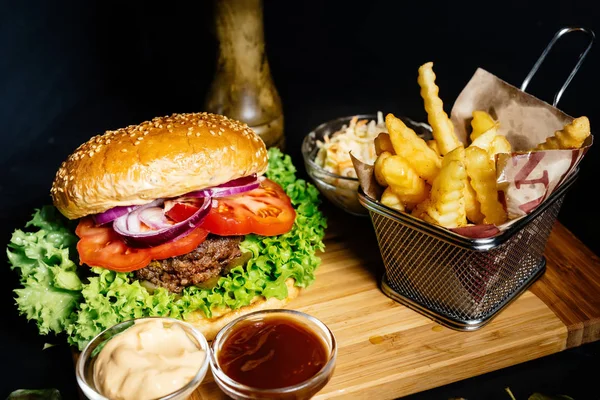 Leckere amerikanische Foodporn - Rindfleisch-Burger mit gegrilltem Fleisch und Mayo serviert mit Pommes, Krautsalat und Bier — Stockfoto