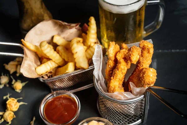 Leckere und leckere Hühnerfinger serviert mit Pommes und Bier in der lokalen Kneipe — Stockfoto