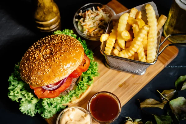 Leckere amerikanische stilvolle Rindfleisch-Burger mit gegrilltem Fleisch und Mayo serviert mit Pommes, Krautsalat und Bier — Stockfoto