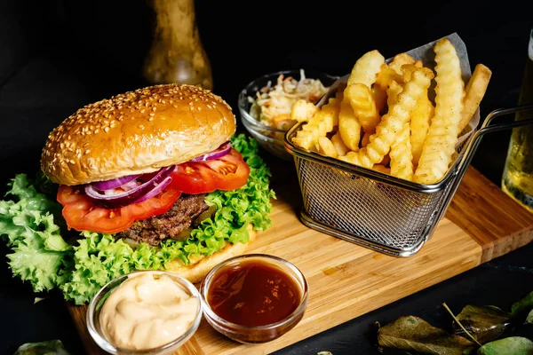 Lecker, lecker, Rindfleisch-Burger mit frischem Gemüse, Pommes und Krautsalat — Stockfoto