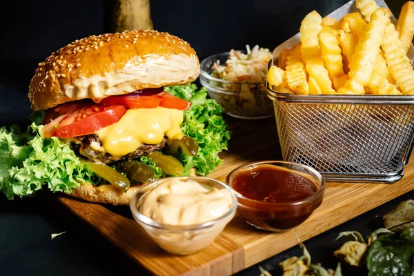 Leckerer gegrillter Rindfleisch-Burger mit frischem Gemüse und Pommes Frites, heiß serviert im lokalen Bistro — Stockfoto