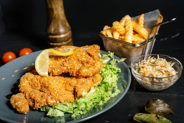 Köstliche leckere Schnitzel serviert mit Pommes im lokalen Restaurant — Stockfoto