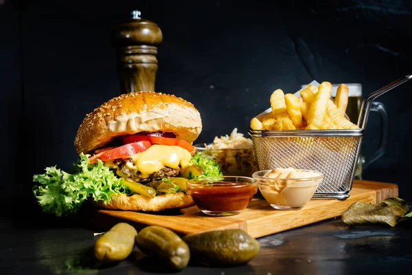 Royal Cheeseburger, leckere und köstliche Rindfleisch-Burger serviert von lokalen Restaurant. — Stockfoto