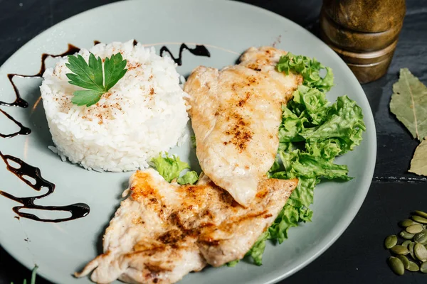 Close up details of grilled chicken breast with risotto and parsley — Stock Photo, Image