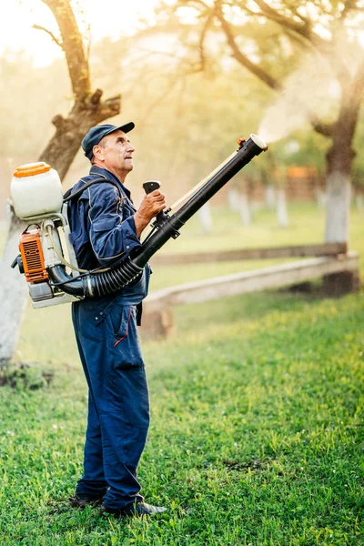 Campesino industrial jardinería y pulverización de pesticidas — Foto de Stock