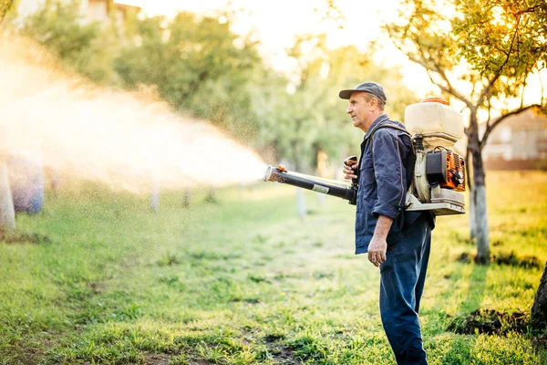 Trabajador industrial haciendo control de plagas usando insecticida — Foto de Stock