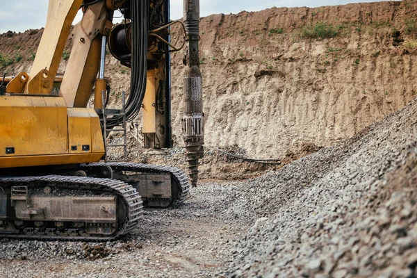 Ağır makine inşaat sitesinde ayrıntılarını kapatın. Ayrıntı rotary sondaj makinesi ile bina karayolu 