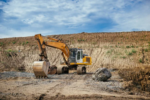 Detalles del sitio de construcción de la autopista: ingeniero que trabaja con excavadoras y carga de grava, suelo y tierra — Foto de Stock