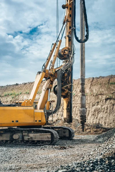 Maquinaria de plataforma de perforación industrial en el sitio de construcción de carreteras. Construcción del viaducto y detalles del pilar del puente —  Fotos de Stock