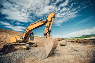 Endüstriyel kamyon yükleyici, toprak kaldırma ve roadworks karayolu, sırasında Damper kamyon yükleme ağır kepçe ile tarak